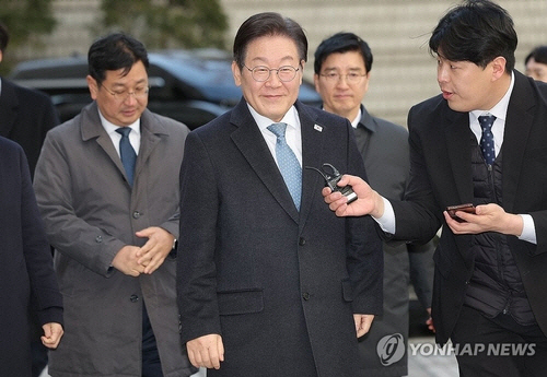 이재명 더불어민주당 대표가 26일 서울고등법원에서 열린 공직선거법 위반 혐의 사건 2심 결심 공판에 출석하고 있다.  [연합뉴스]